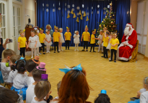 Dzieci z grupy II śpiewają piosenkę dla Świętego Mikołaja
